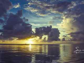夕阳下的大海与天空桌面壁纸