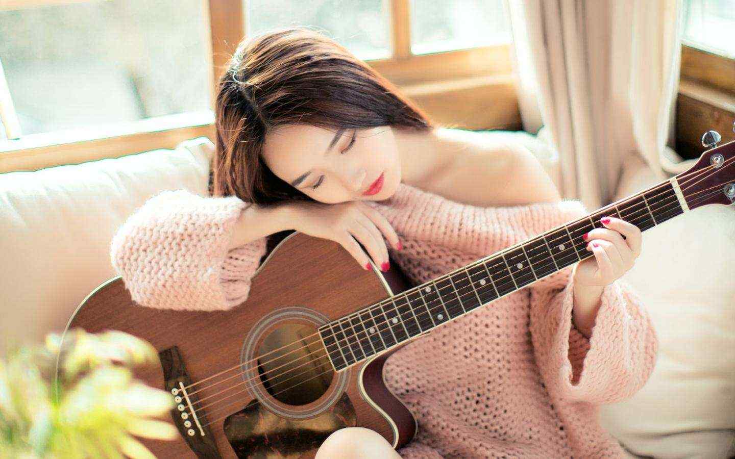 唯美清纯美女弹奏吉他桌面壁纸