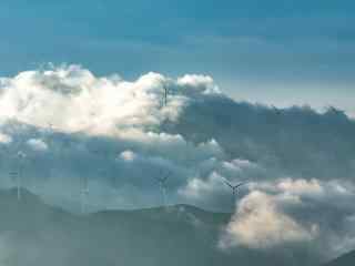 云层笼罩在连绵起伏的山峰桌面壁纸