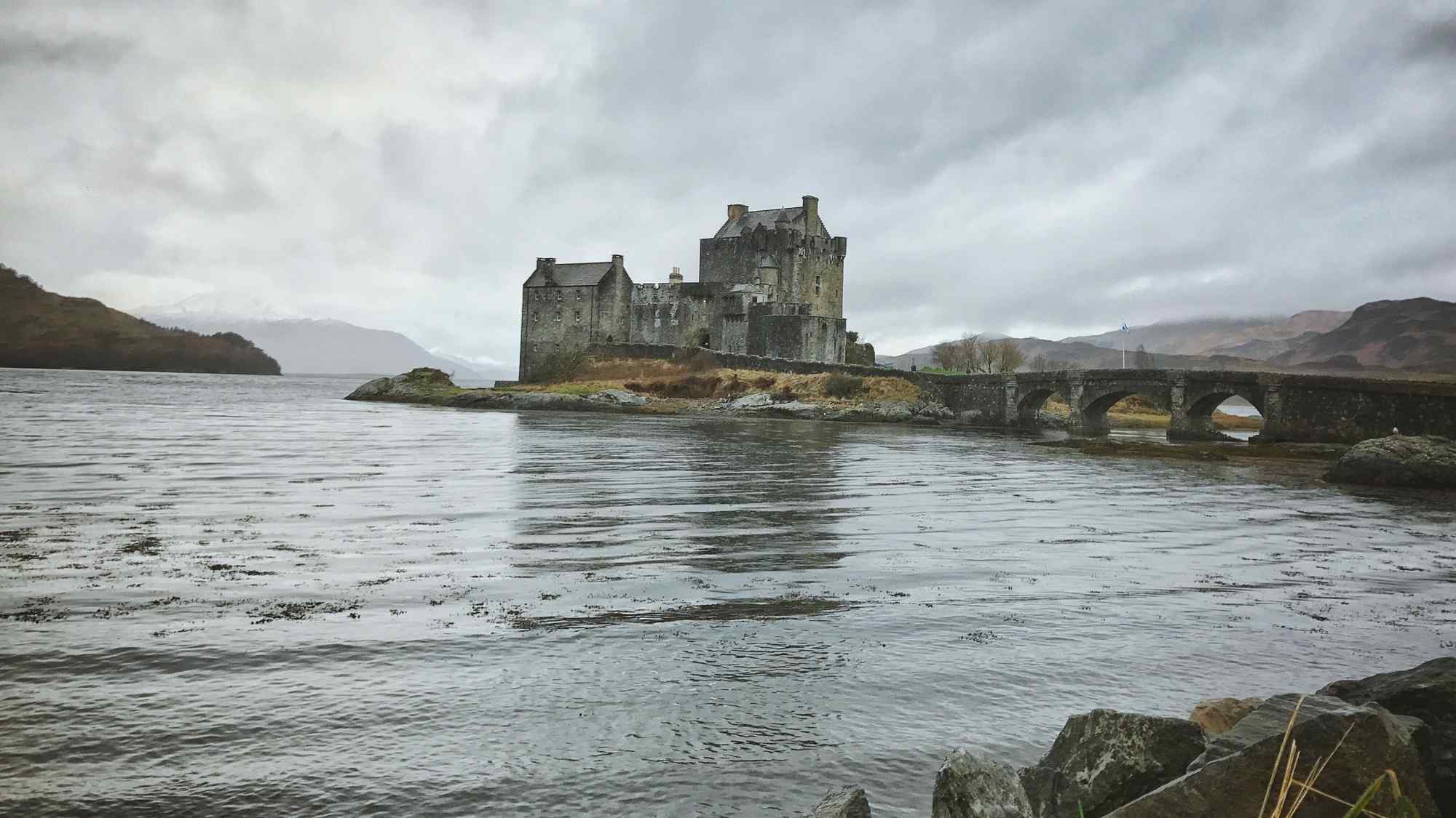 坐落河畔的苏格兰城堡桌面壁纸