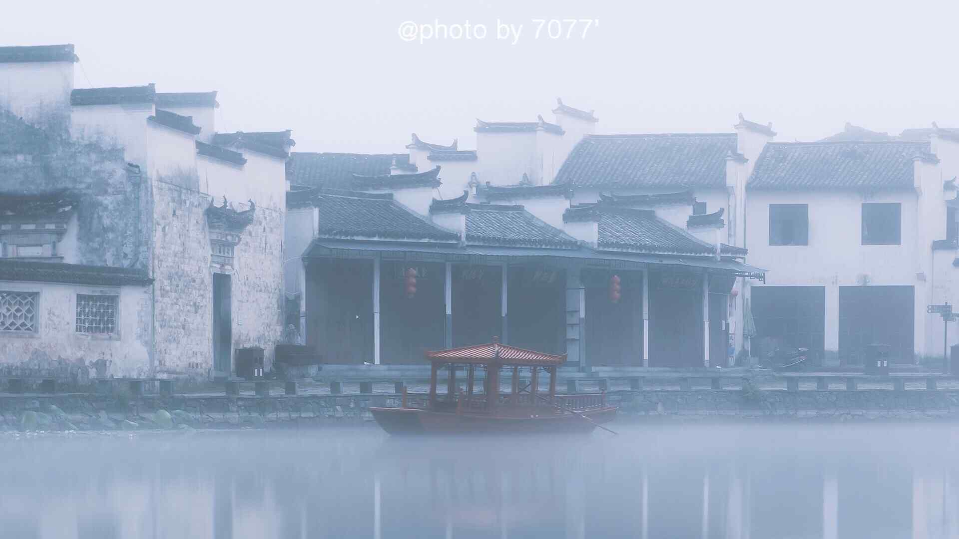 清晨雾气围绕的水上古镇