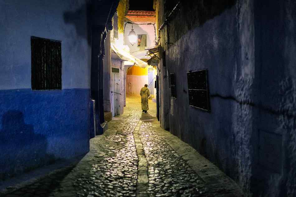 夜色路灯照射中的摩洛哥