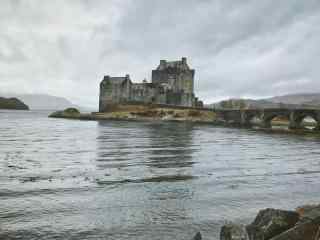 坐落河畔的苏格兰城堡桌面壁纸