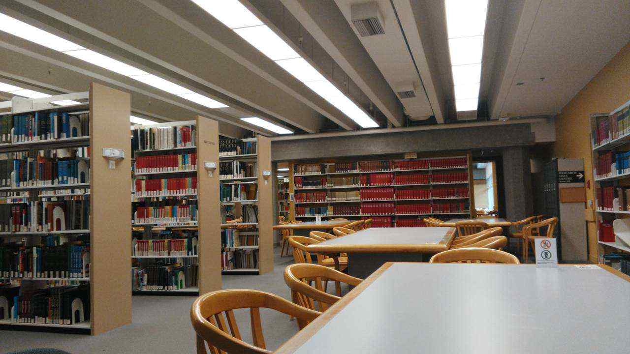 宁静的图书馆桌面壁纸