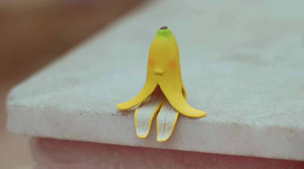 可爱的香蕉皮创意摄影图片桌面壁纸