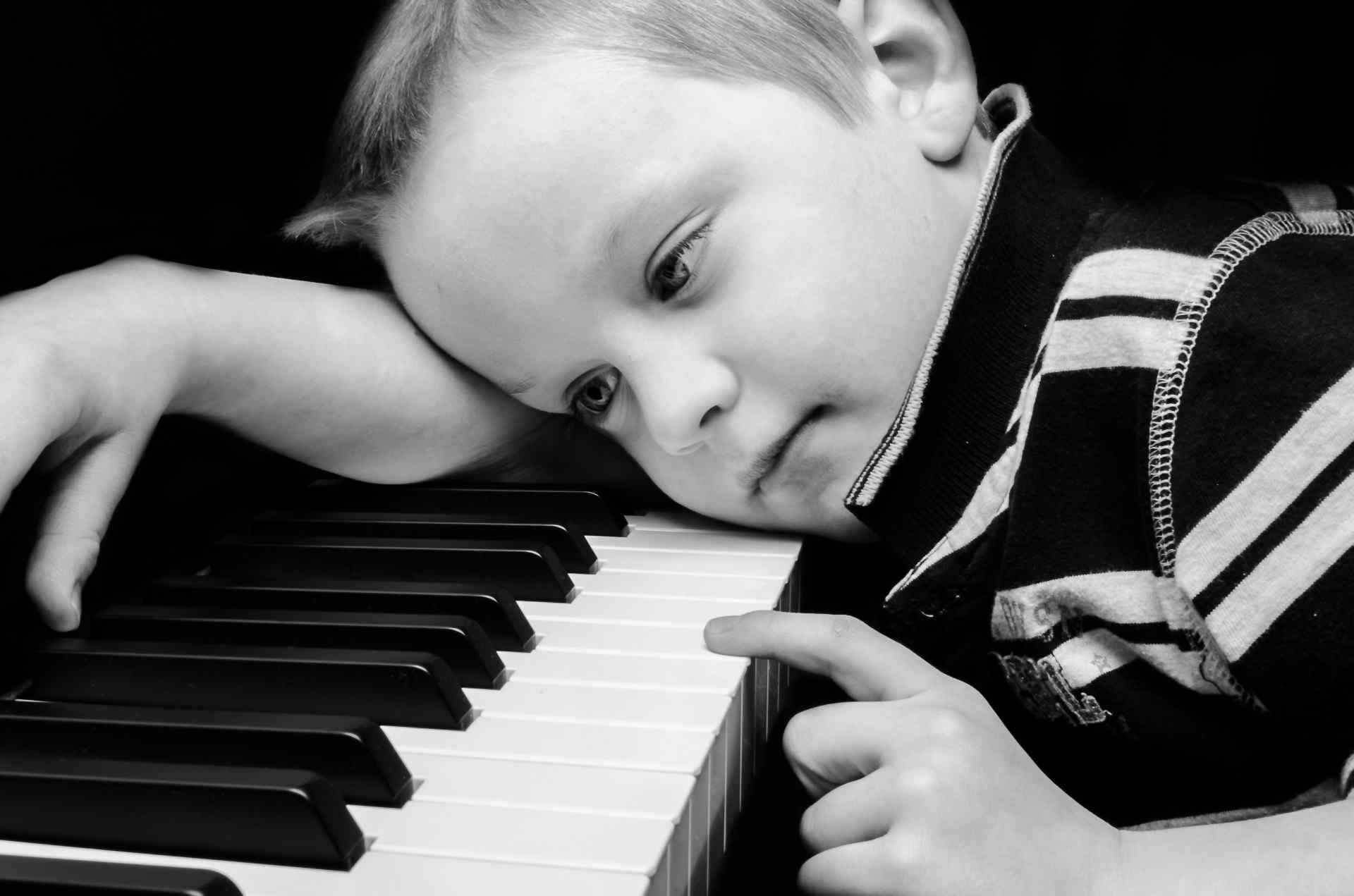 练钢琴的小男孩图片桌面壁纸