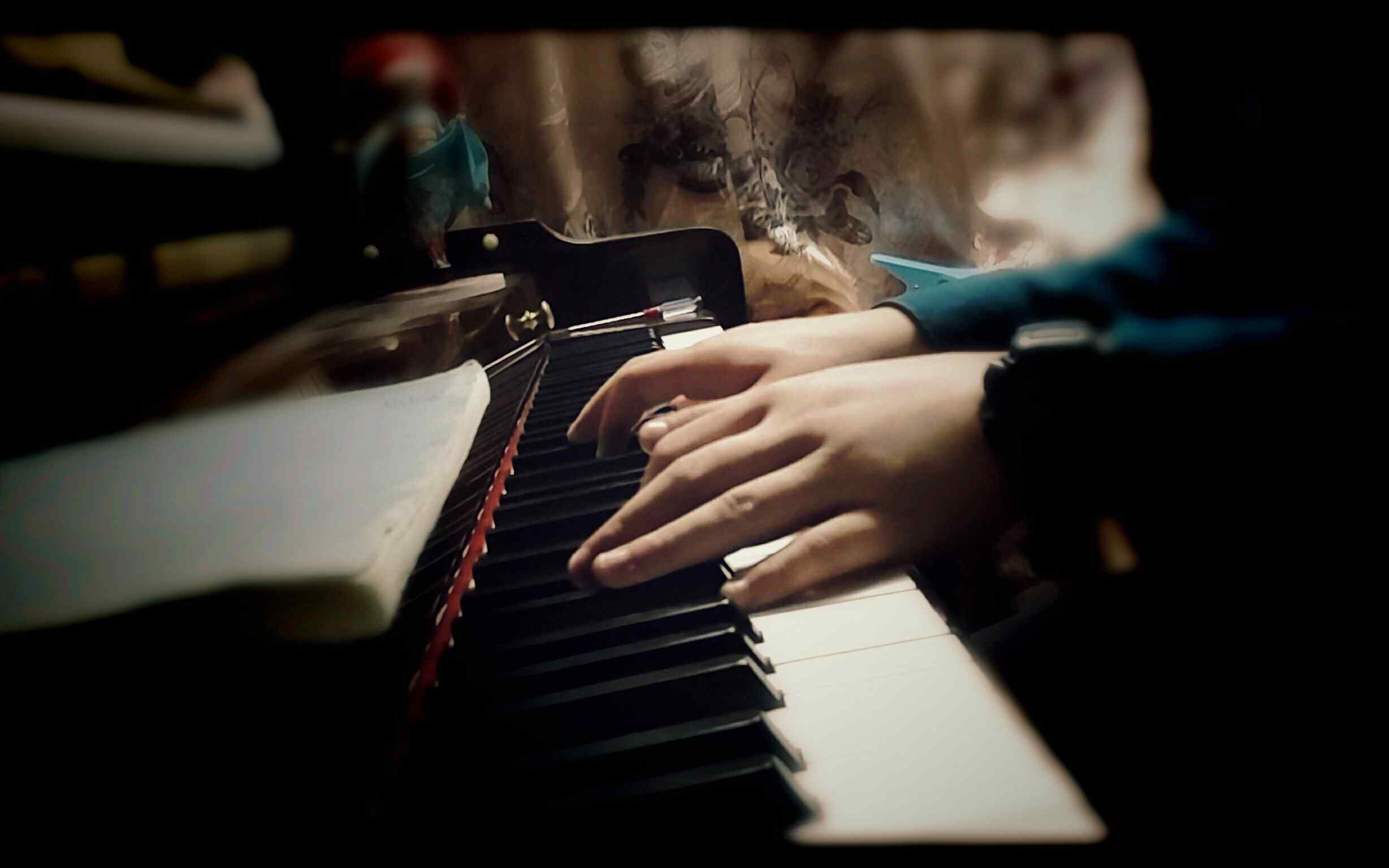 弹钢琴的人唯美图片桌面壁纸