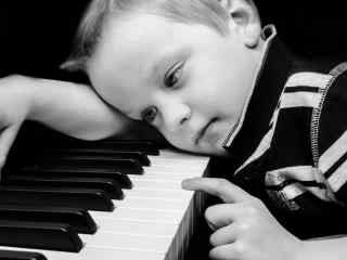 练钢琴的小男孩图