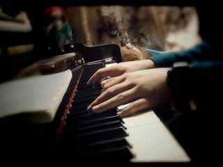 弹钢琴的人唯美图