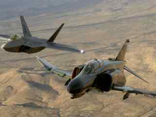 超帅气F22战机翱翔蓝天高清美图桌面壁纸