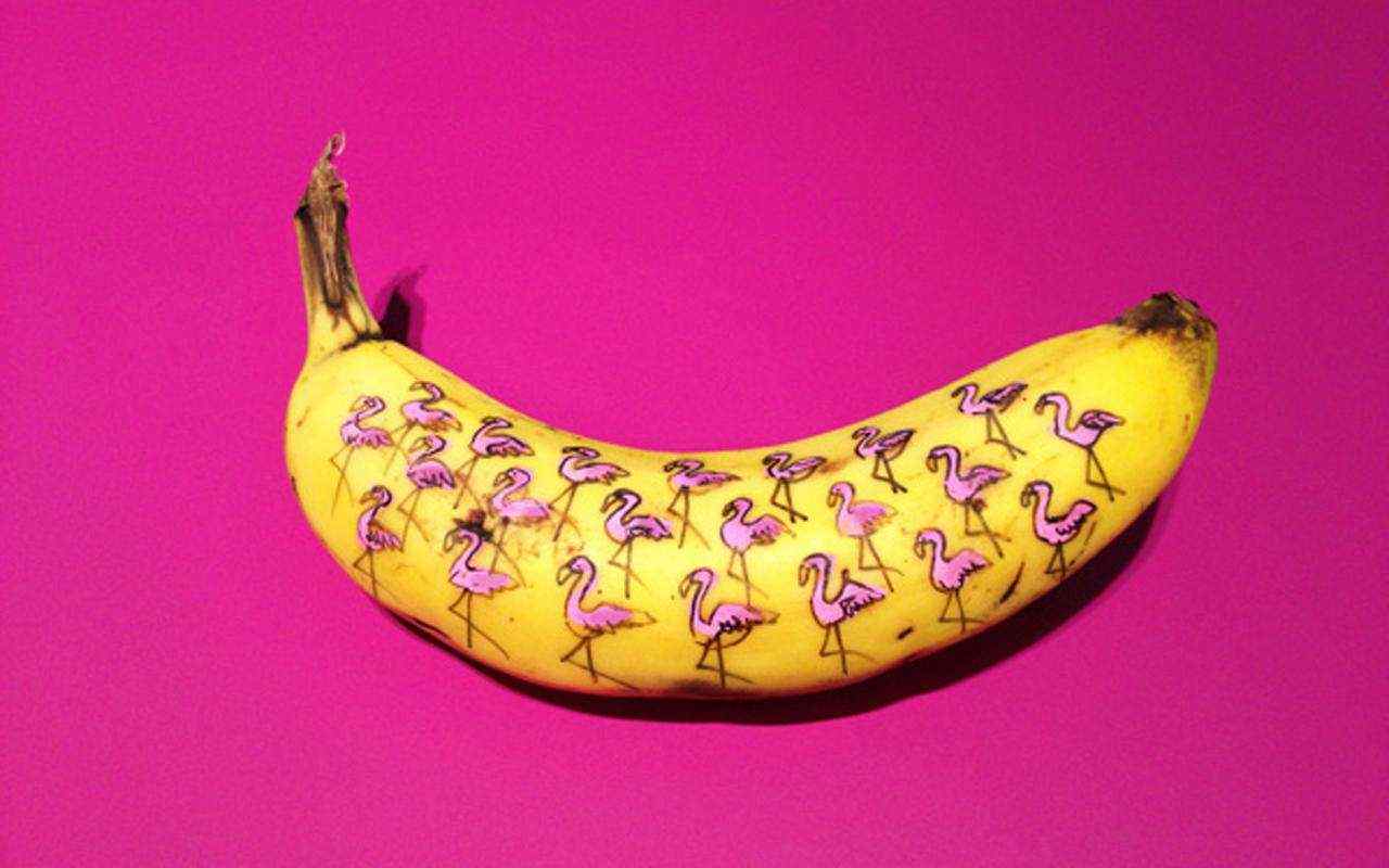 香蕉上绘画火烈鸟图片桌面壁纸