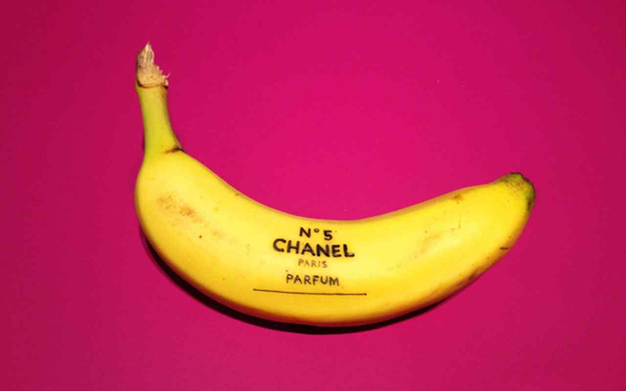 香蕉外皮上绘画香奈儿五号字样图片