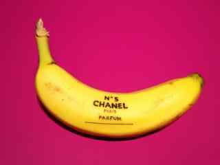 香蕉外皮上绘画香奈儿五号字样图片