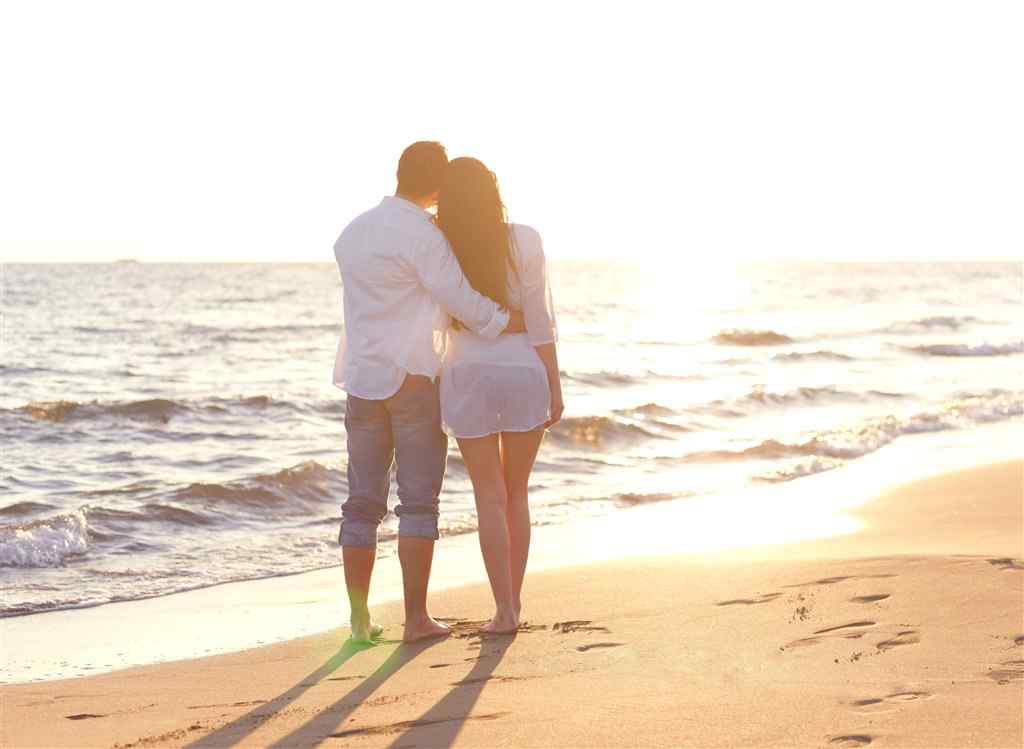浪漫情侣海边写真图片