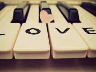 钢琴黑白键与love英文字母唯美桌面壁纸