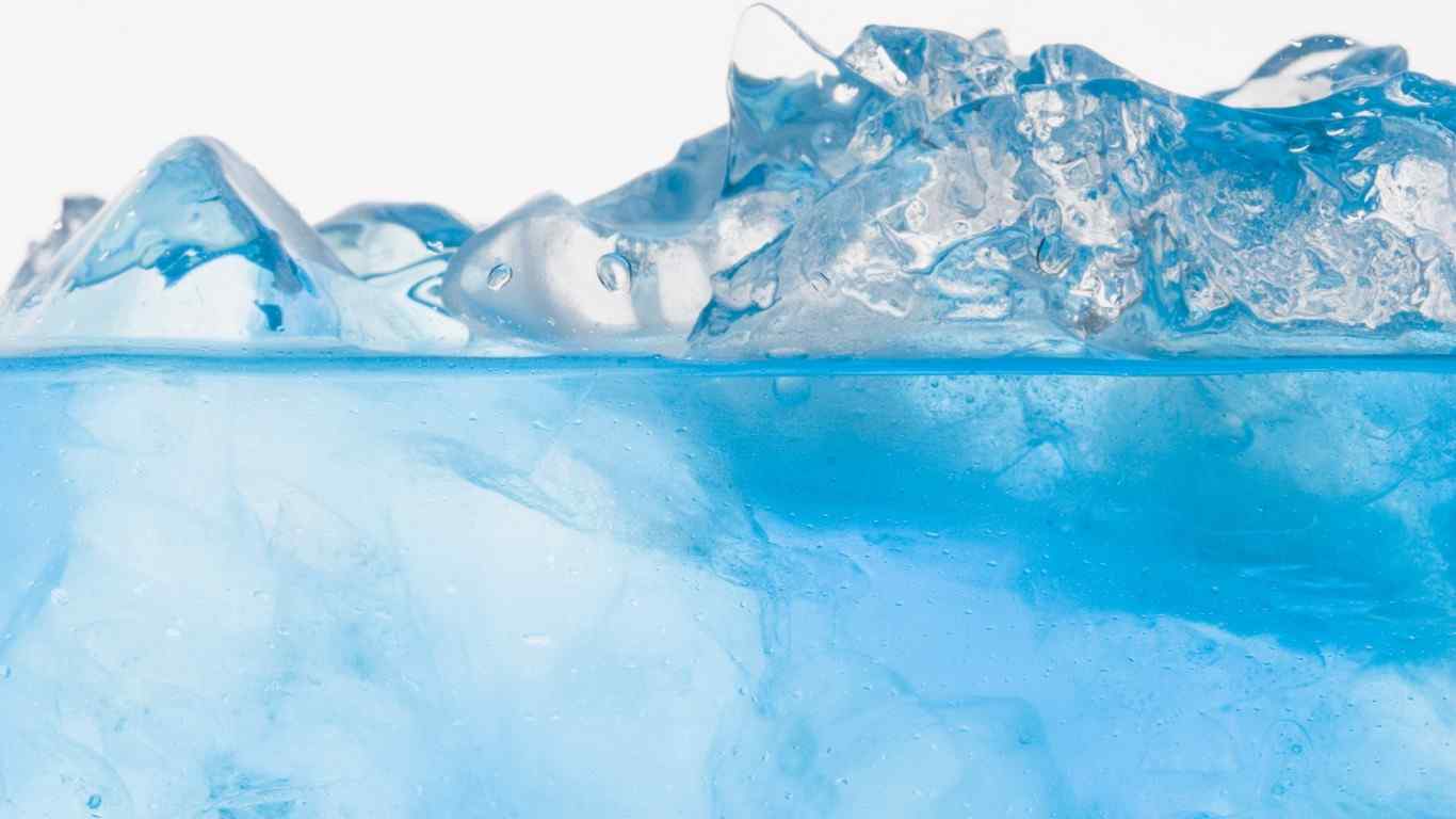 蓝色清凉夏日冰块汽水桌面壁纸
