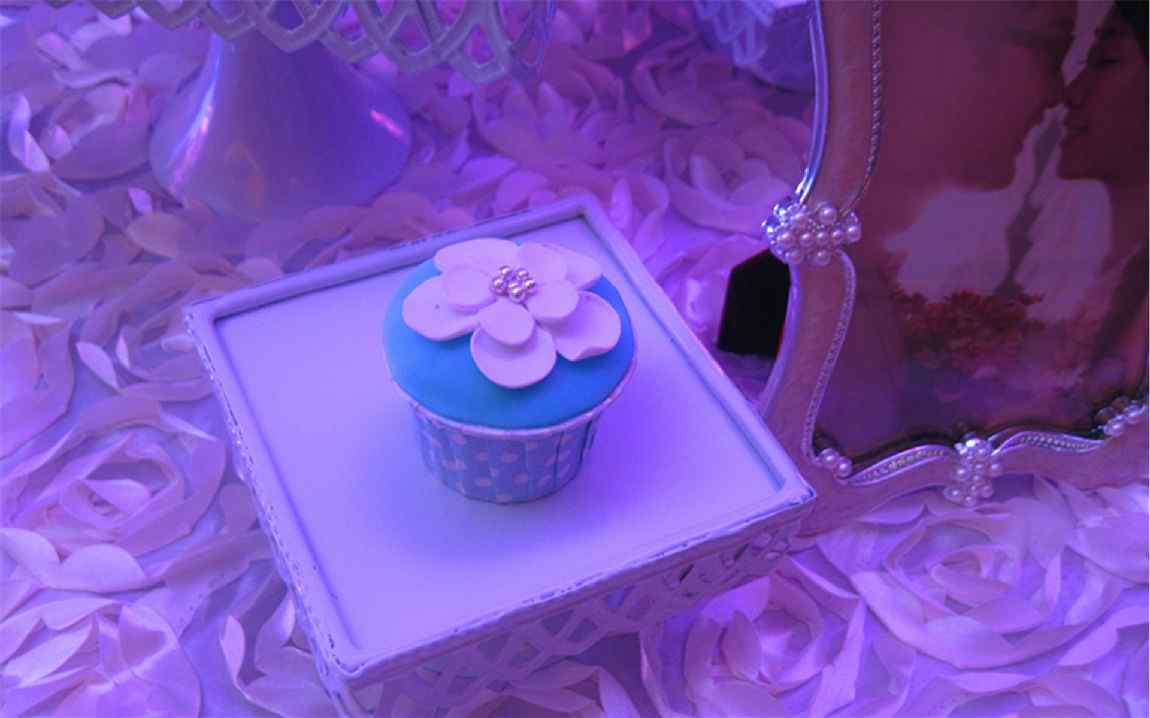 翻糖蛋糕蓝色花朵纸杯小蛋糕桌面壁纸