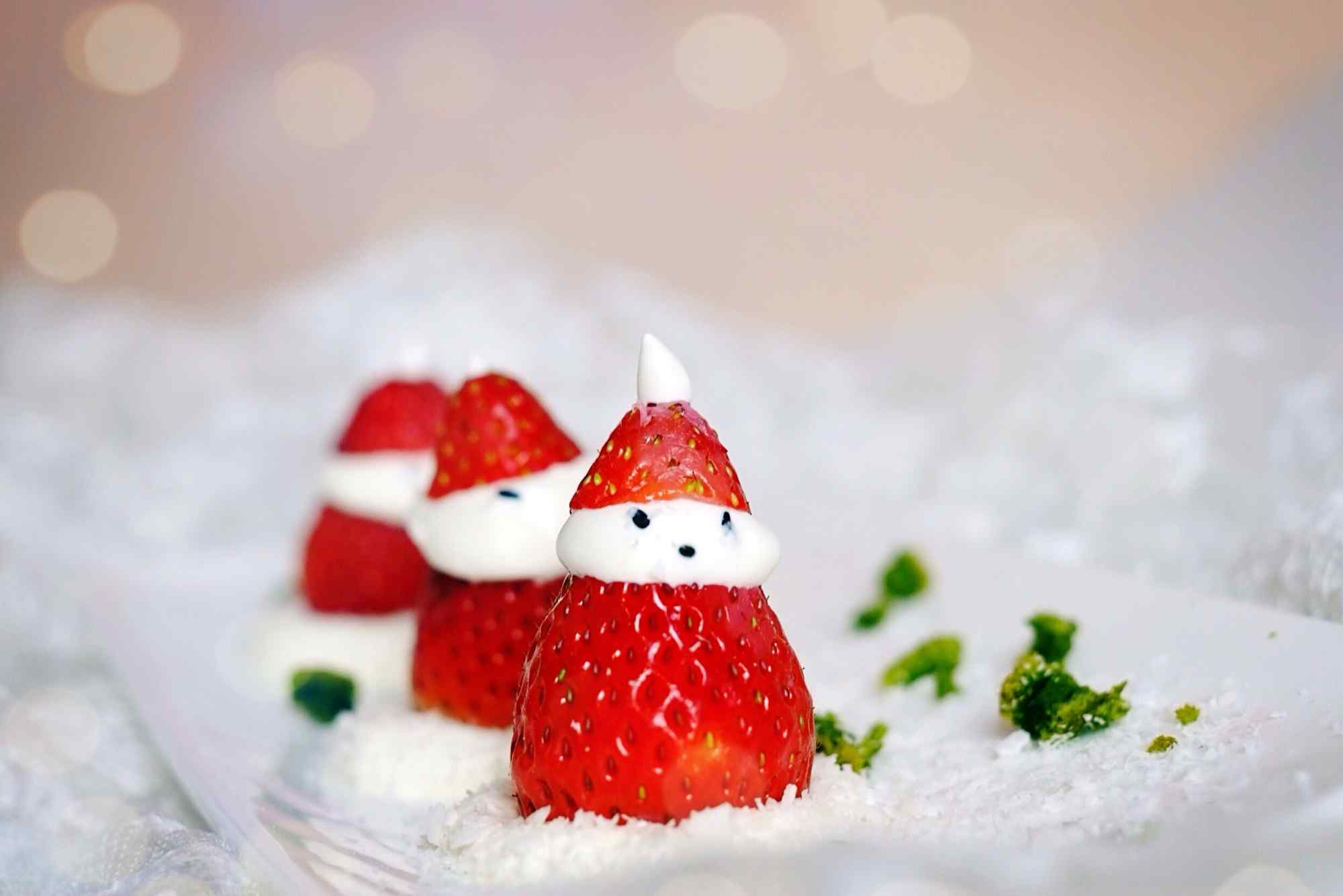 可爱的草莓小雪人蛋糕美食壁纸