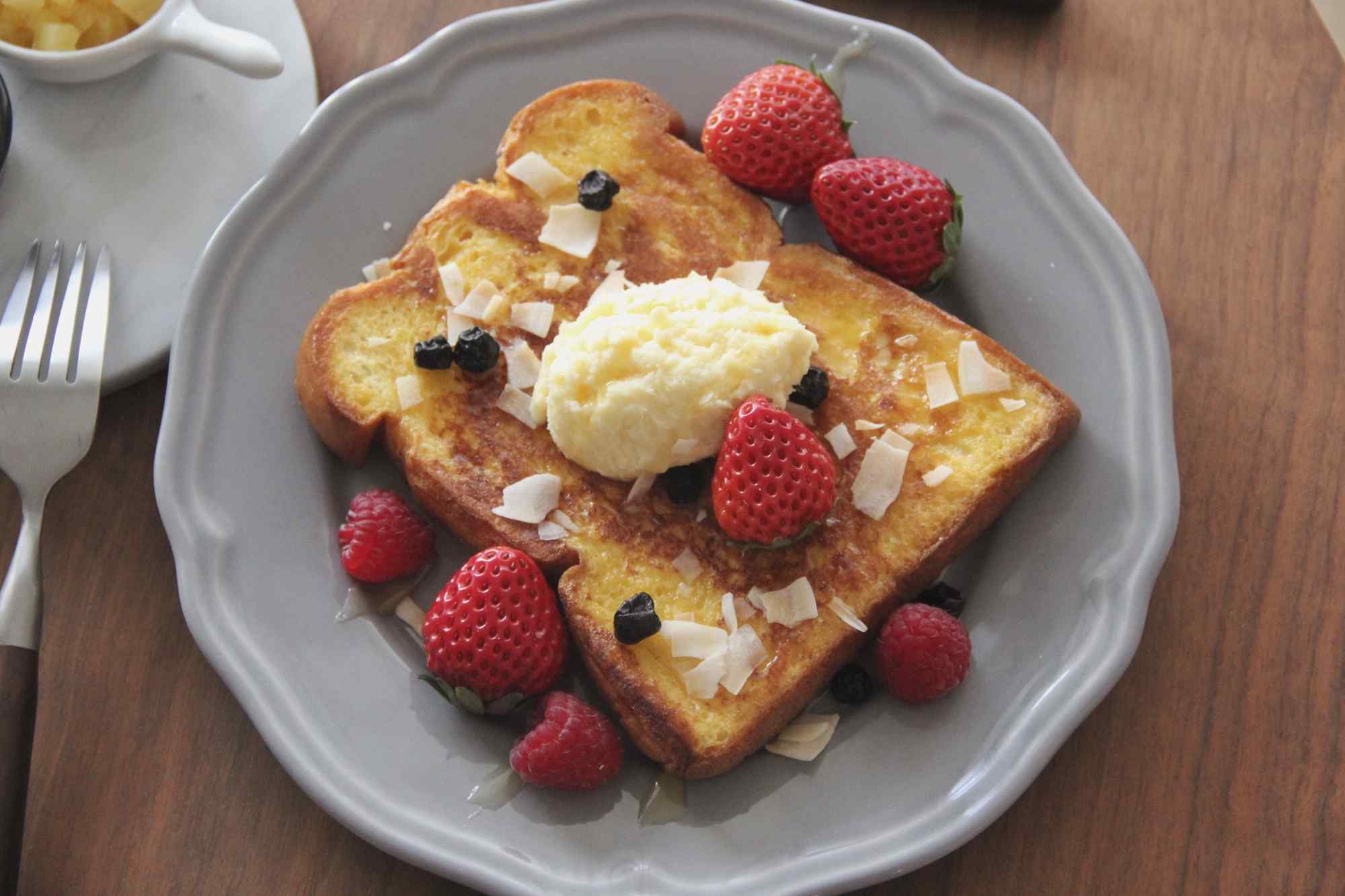 草莓面包小清新早餐图片