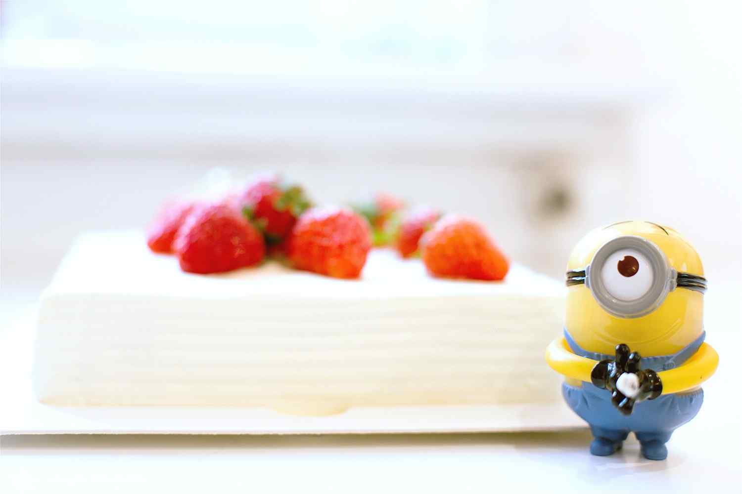 美味的草莓蛋糕与小黄人图片高清美食壁纸 -桌面天下（Desktx.com）
