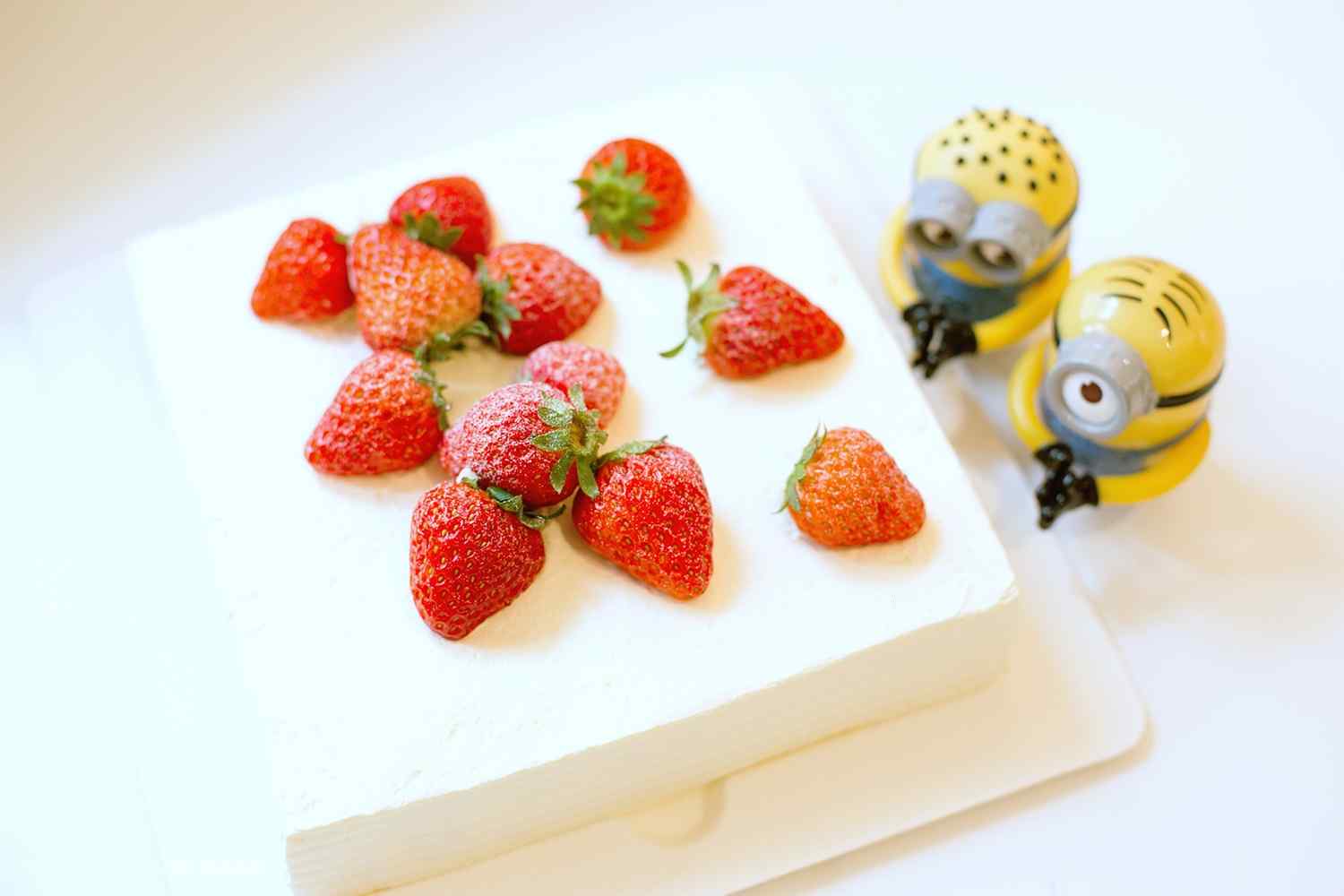 美味的草莓蛋糕与小黄人图片高清美食壁纸