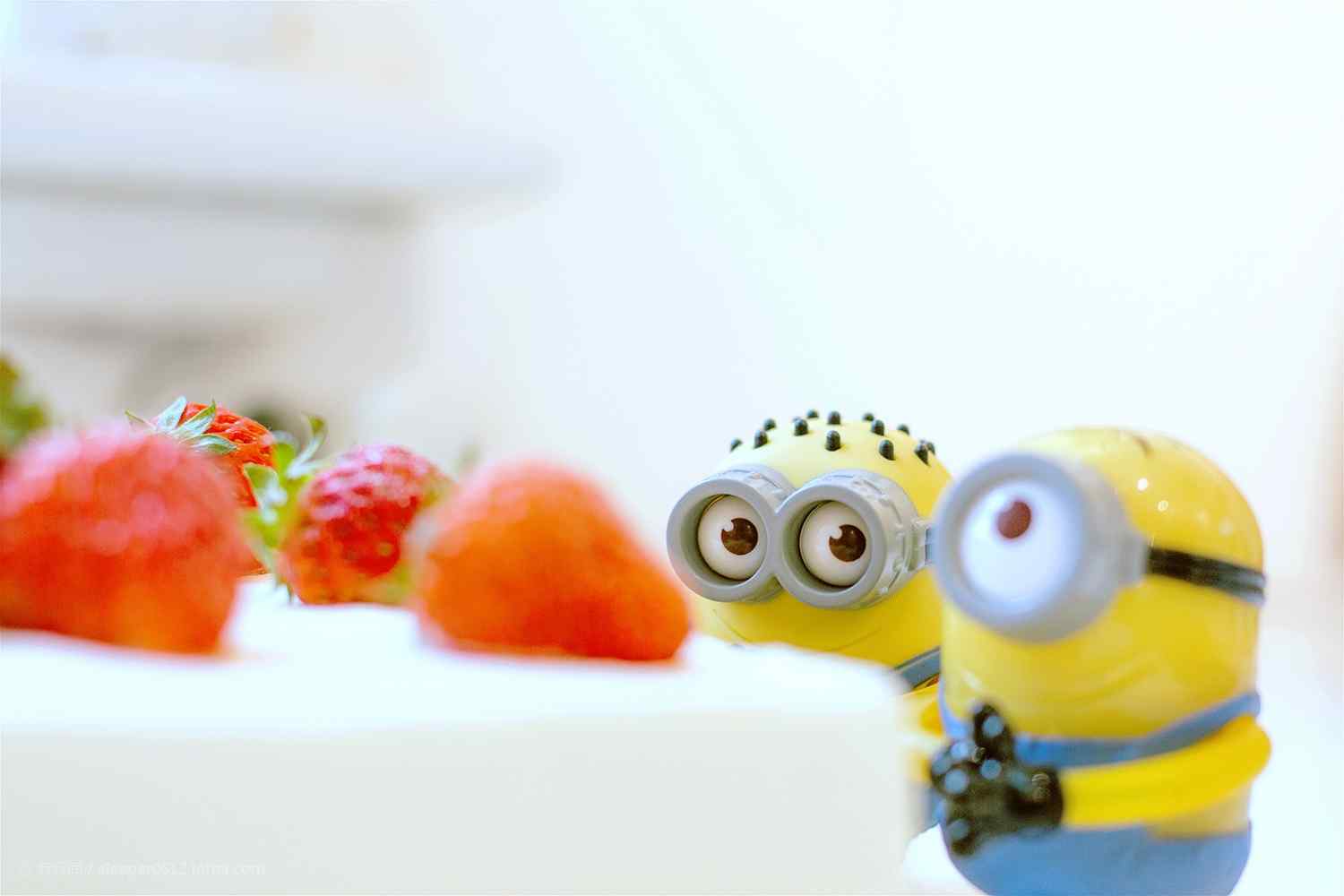 可爱的草莓蛋糕与小黄人图片高清桌面壁纸 -桌面天下（Desktx.com）