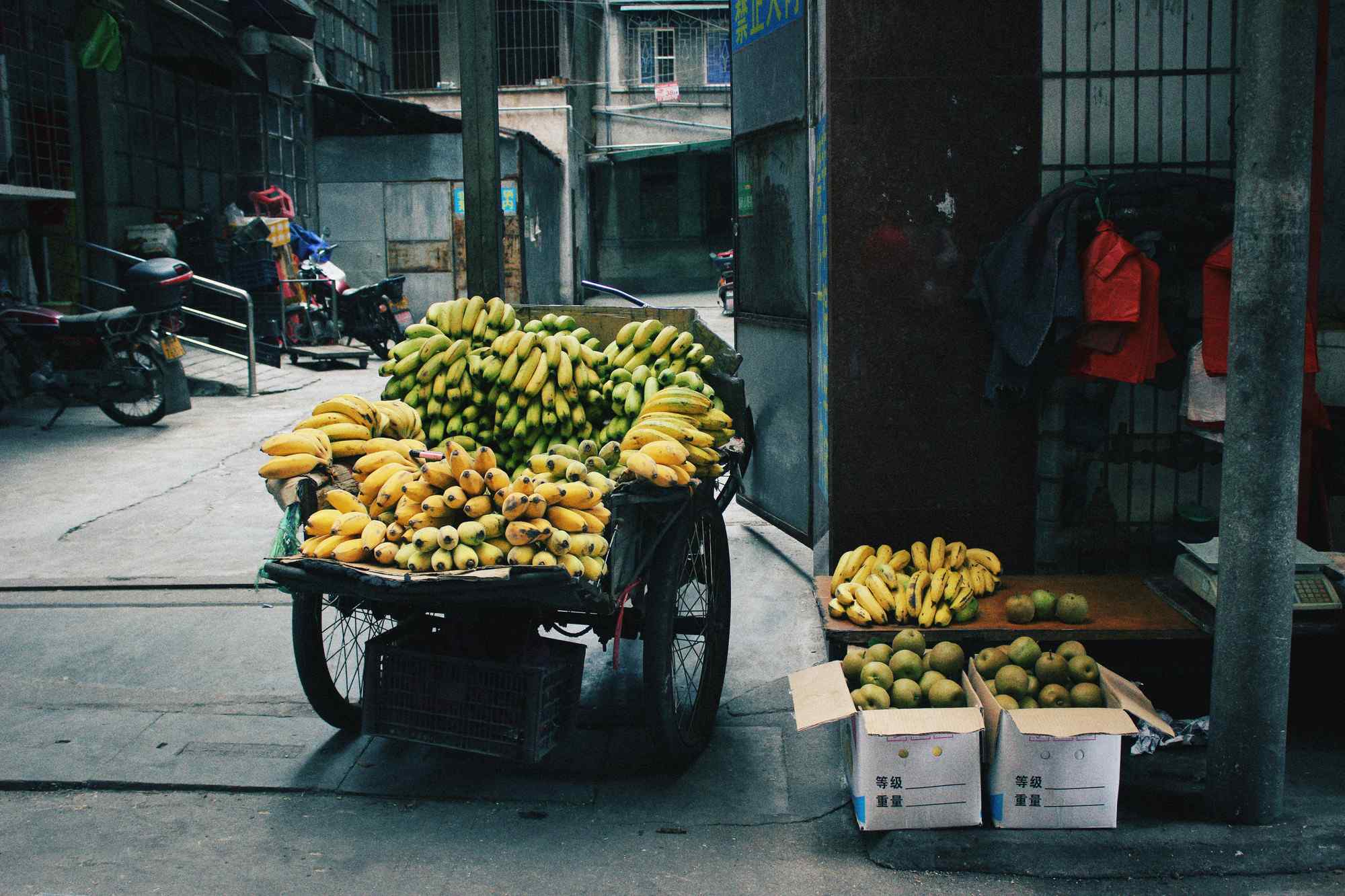 小巷深处卖香蕉的小推车写实摄影图片