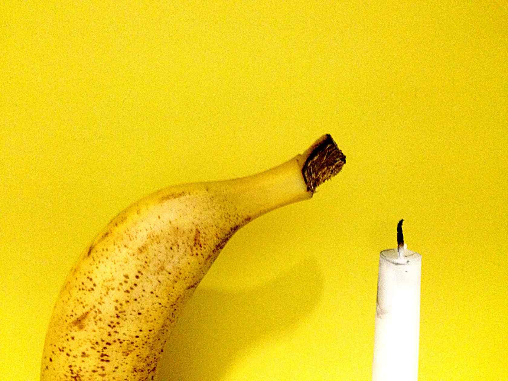 香蕉与蜡烛创意摄影图片桌面壁纸