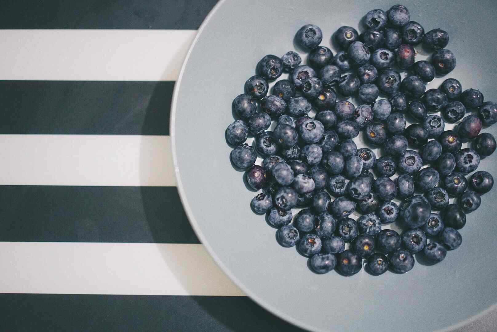 小清新蓝莓果盘桌面壁纸