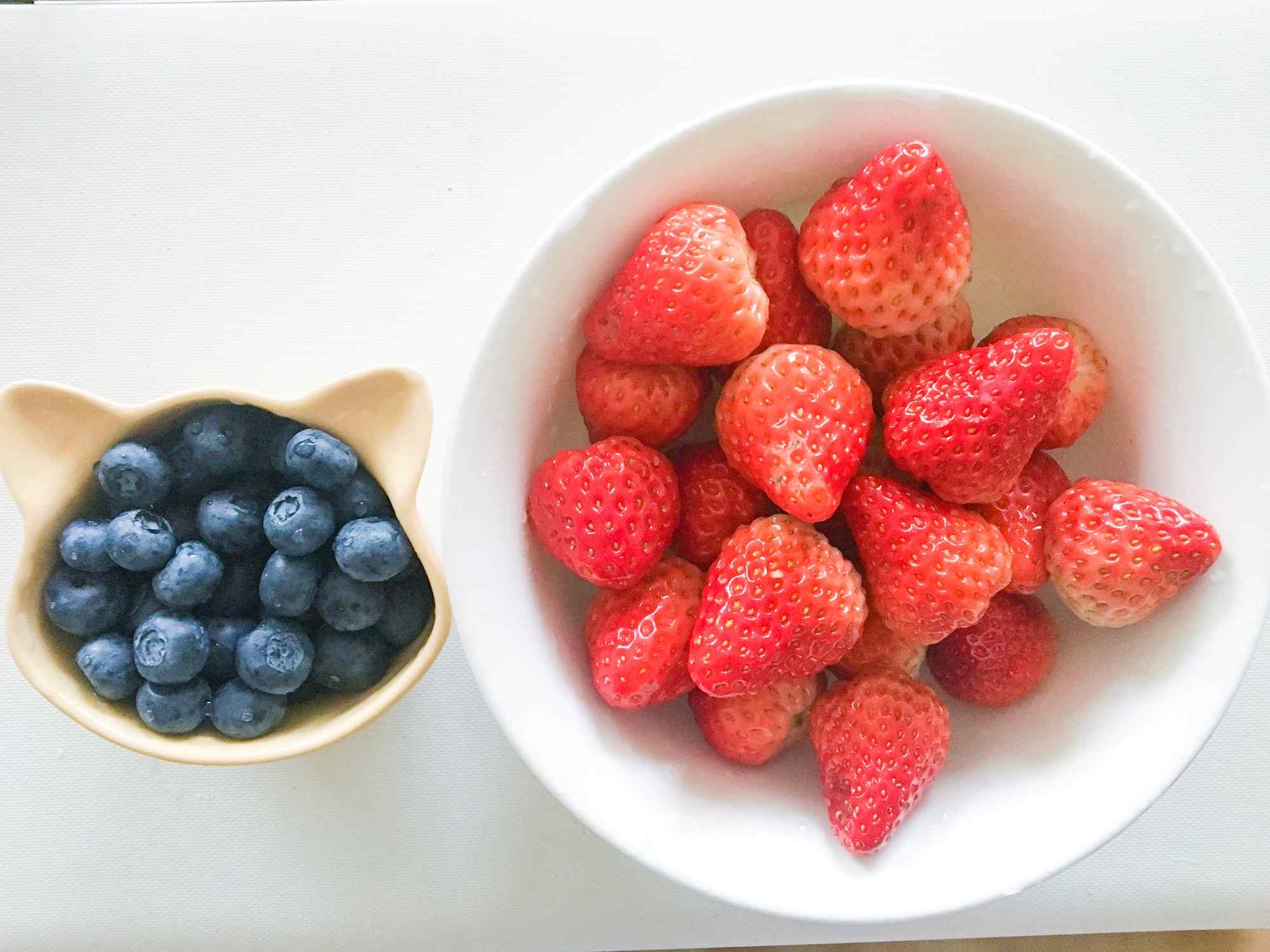 小清新蓝莓和草莓桌面壁纸