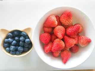 小清新蓝莓和草莓桌面壁纸