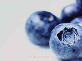 沾满水珠的蓝莓桌