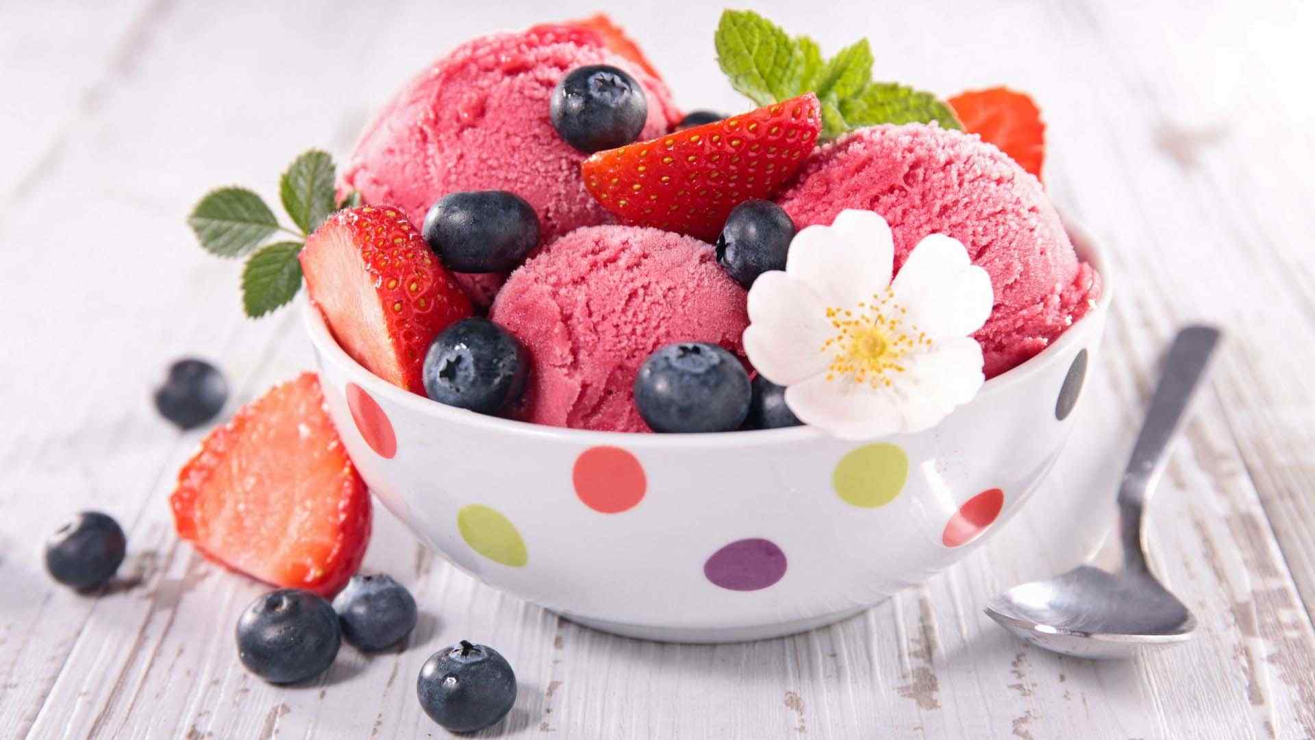 香甜可口的水果冰激凌桌面壁纸