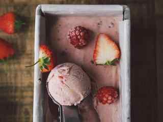 夏日冰镇清凉的草莓冰淇淋桌面壁纸