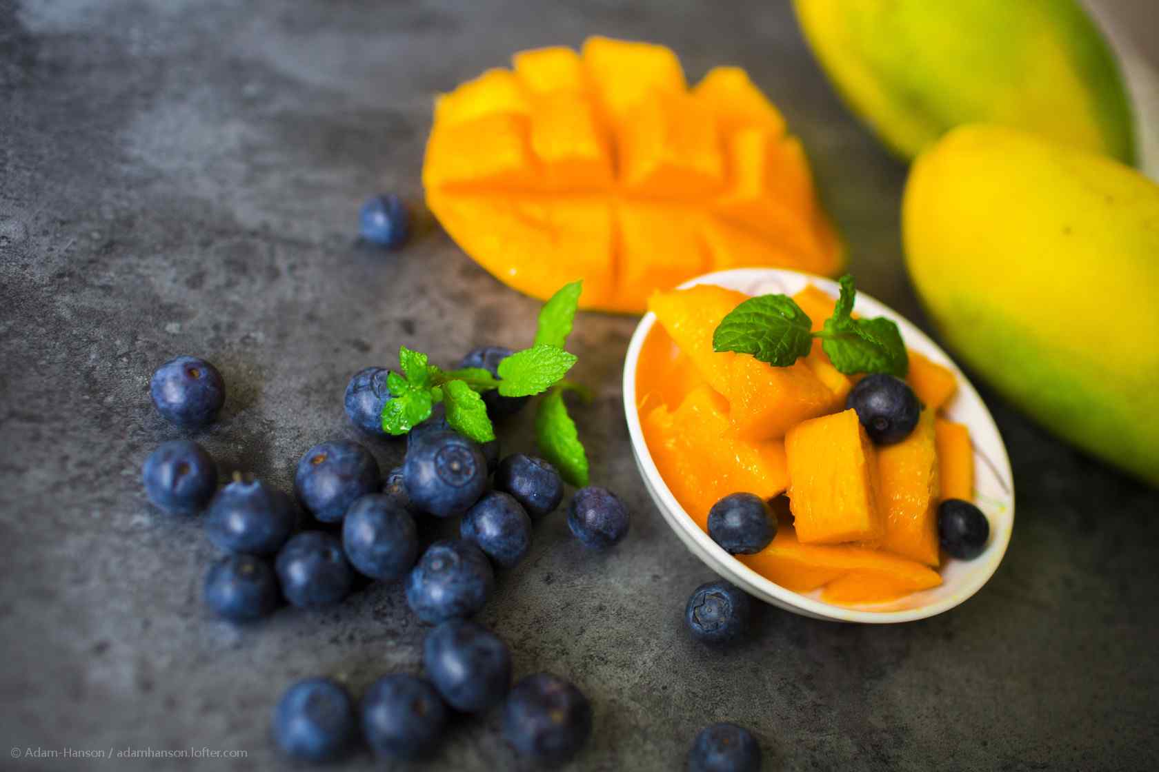 夏季美食芒果和蓝莓桌面壁纸