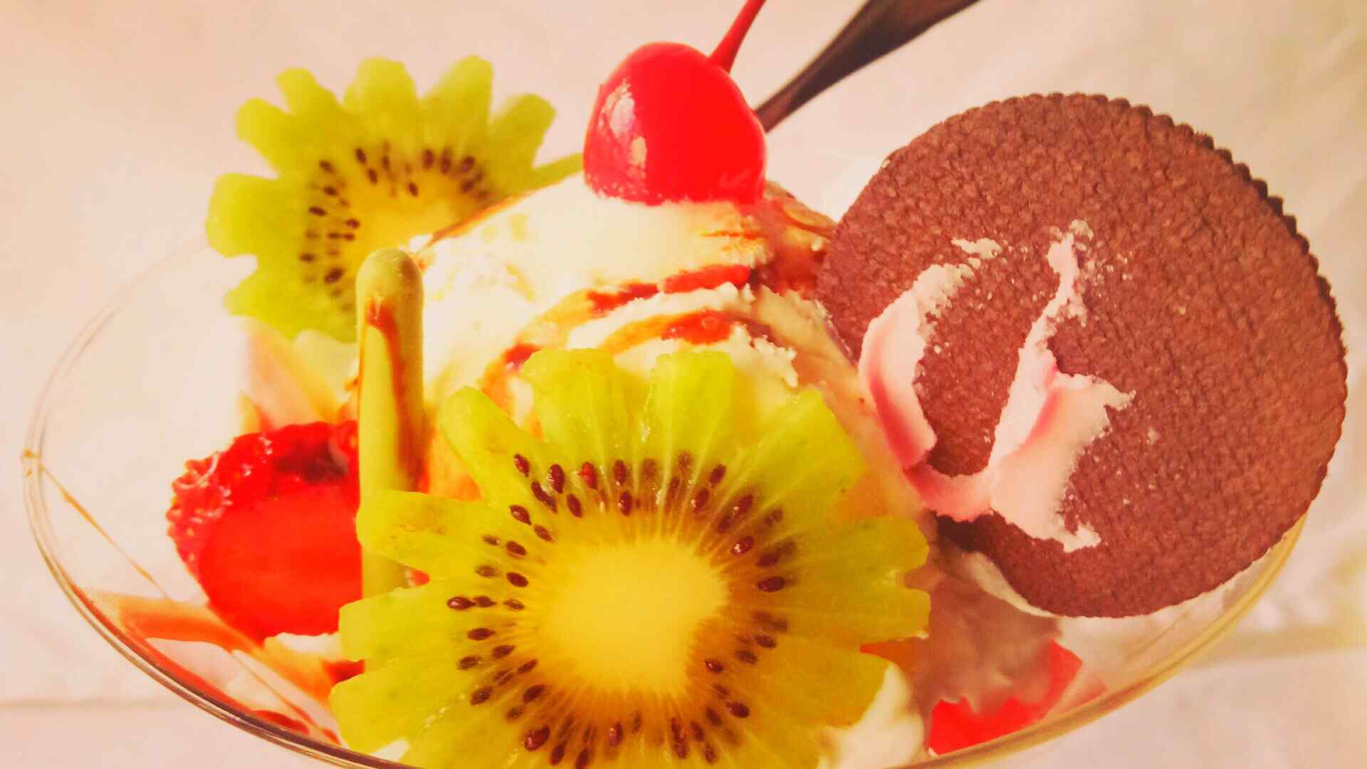 美味的水果冰淇淋桌面壁纸