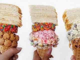 三只美味冰淇淋桌