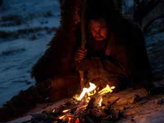 荒野猎人莱昂纳多野外点火取暖桌面壁纸