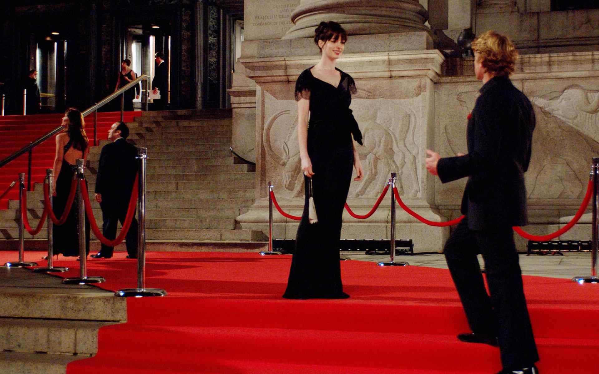穿普拉达的女王安妮海瑟薇饰演安迪红地毯美照桌面壁纸