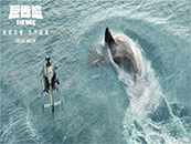 《巨齿鲨》直升机发现巨齿鲨出现在浅海剧照