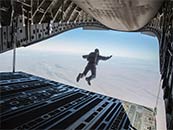 《碟中谍6：全面瓦解》阿汤哥跳出飞机惊险高清剧照图片