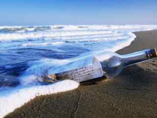 沙滩上的漂流瓶桌面壁纸