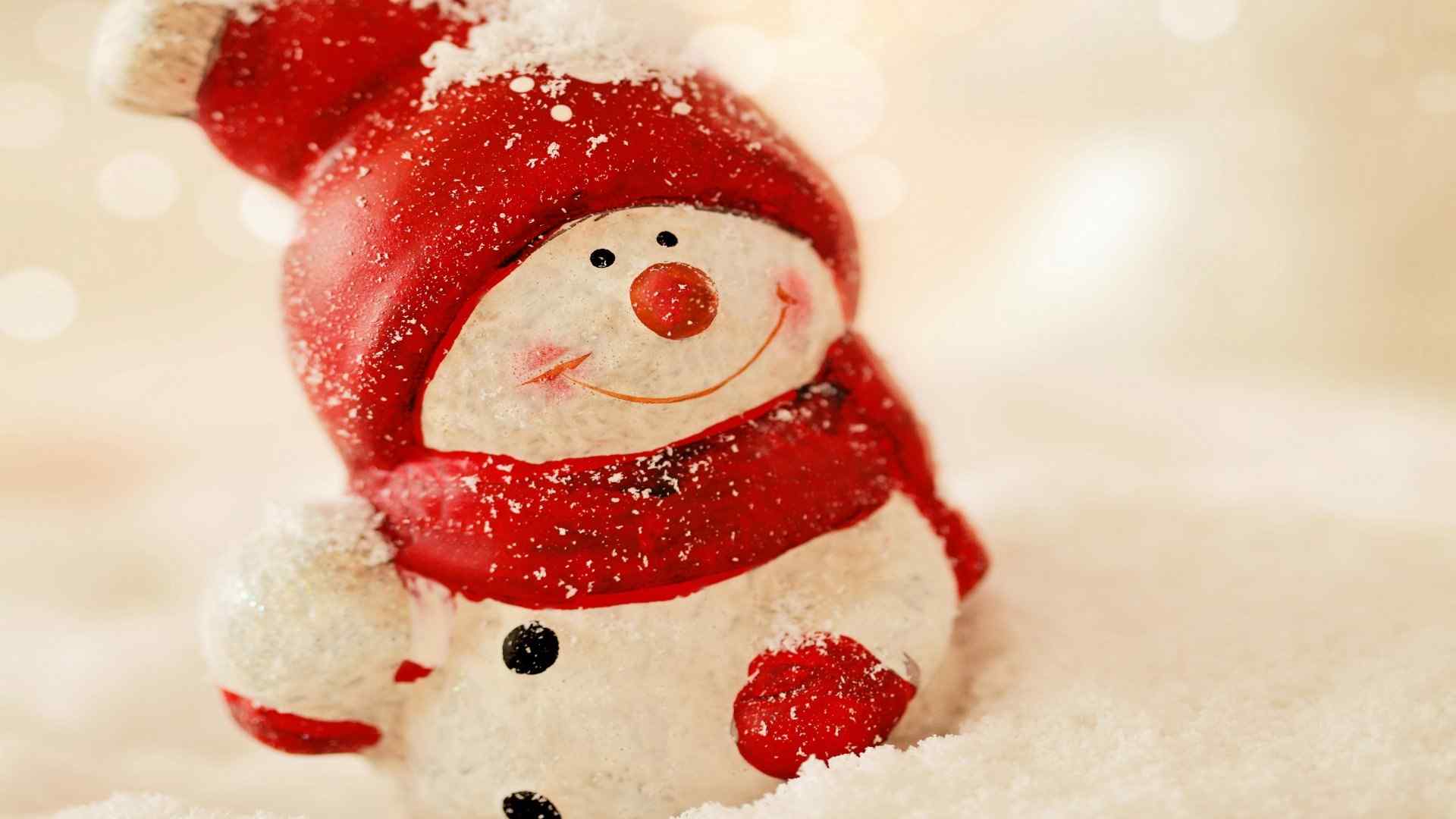 埋在雪地里的可爱小雪人玩偶桌面壁纸