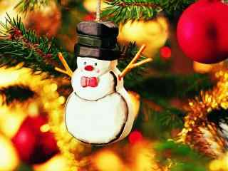 圣诞树上可爱的雪人玩偶桌面壁纸