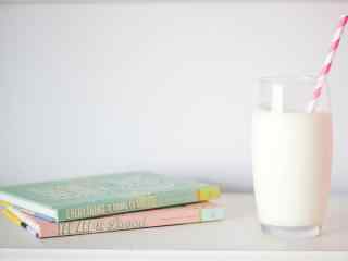 小清新牛奶与书本静物图片桌面壁纸