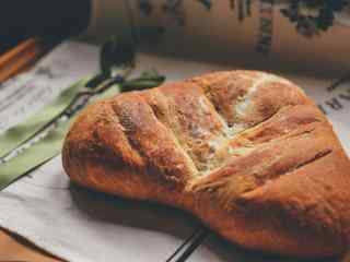 爱心形状的美味烤面包图片