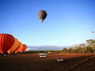 放飞的热气球图片