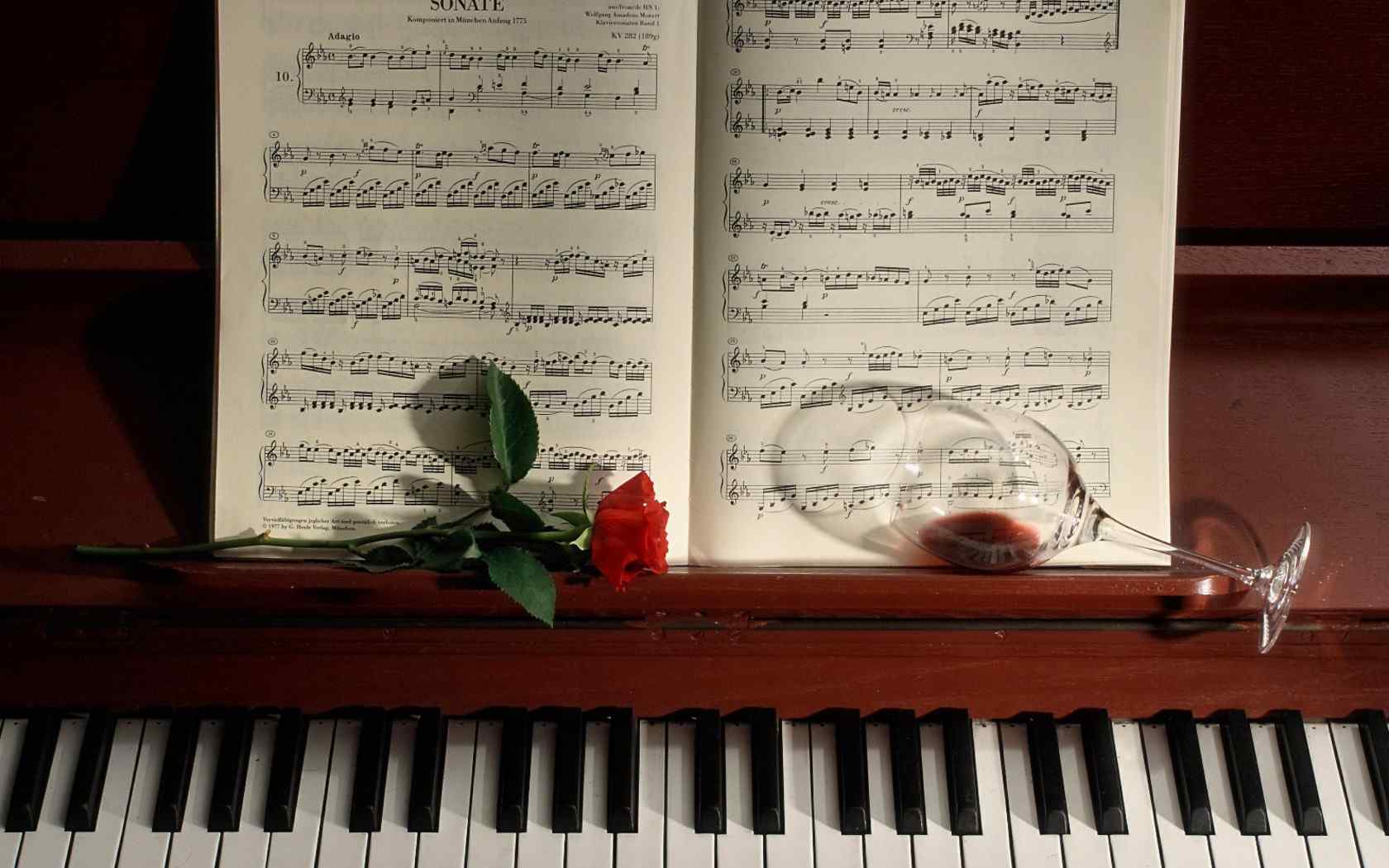 复古钢琴上的酒杯与玫瑰花唯美壁纸