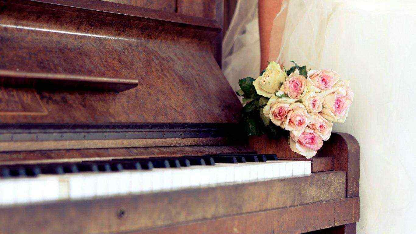 复古钢琴与玫瑰花唯美图片桌面壁纸