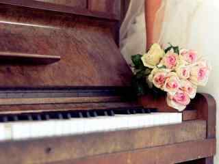 复古钢琴与玫瑰花